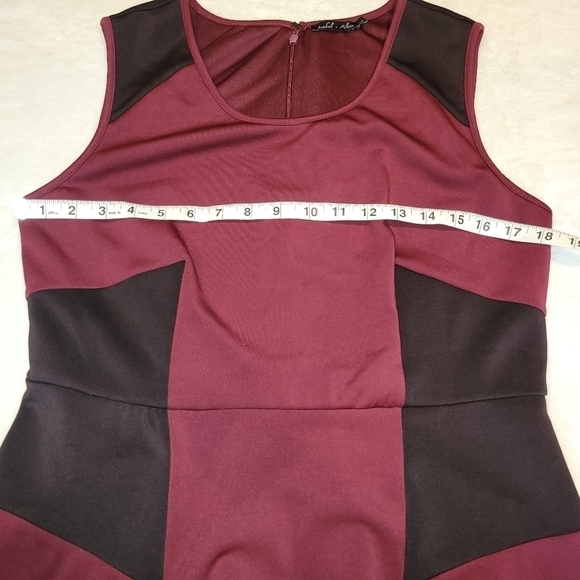Elegant Burgundy and Black Sleeveless Dress - Picture 3 of 7